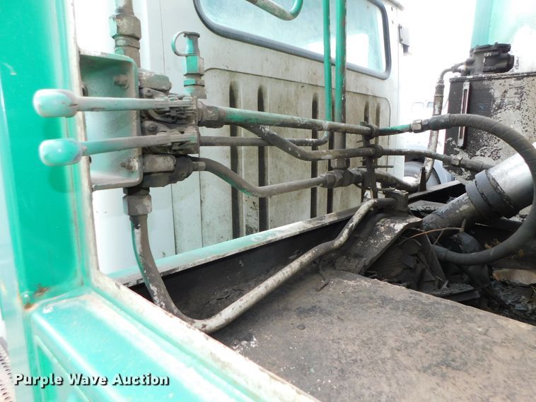 image for item DJ5972 1996 International 4900  refuse truck