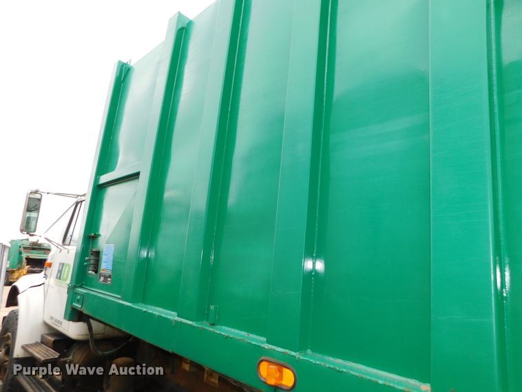 image for item DJ5972 1996 International 4900  refuse truck
