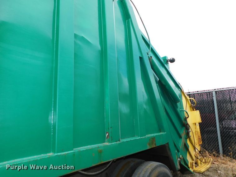 image for item DJ5972 1996 International 4900  refuse truck