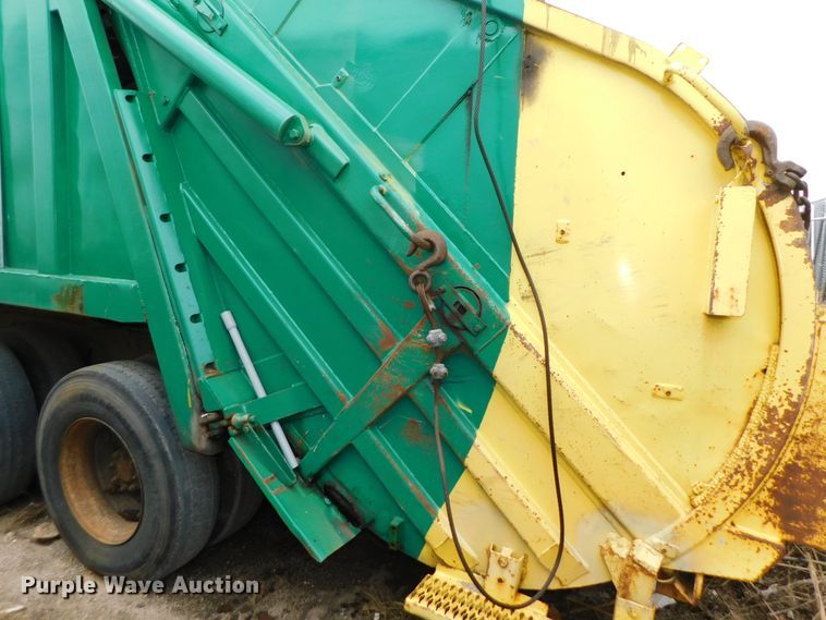 image for item DJ5972 1996 International 4900  refuse truck