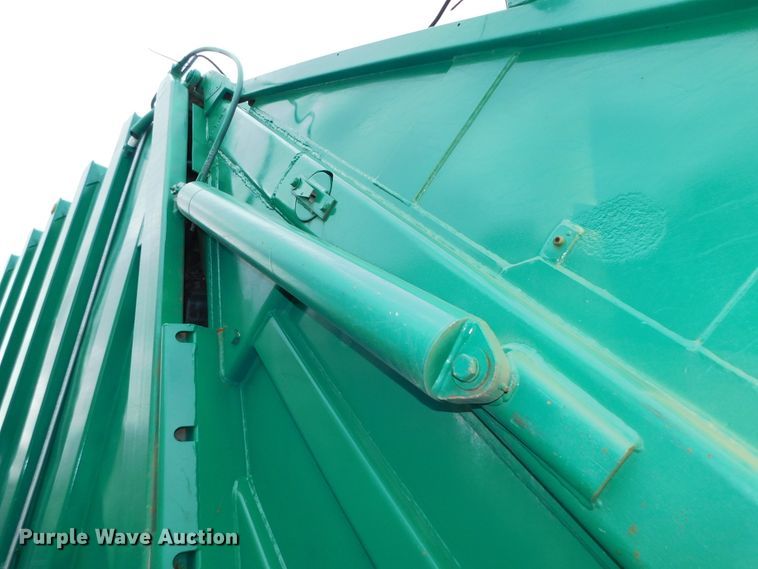 image for item DJ5972 1996 International 4900  refuse truck