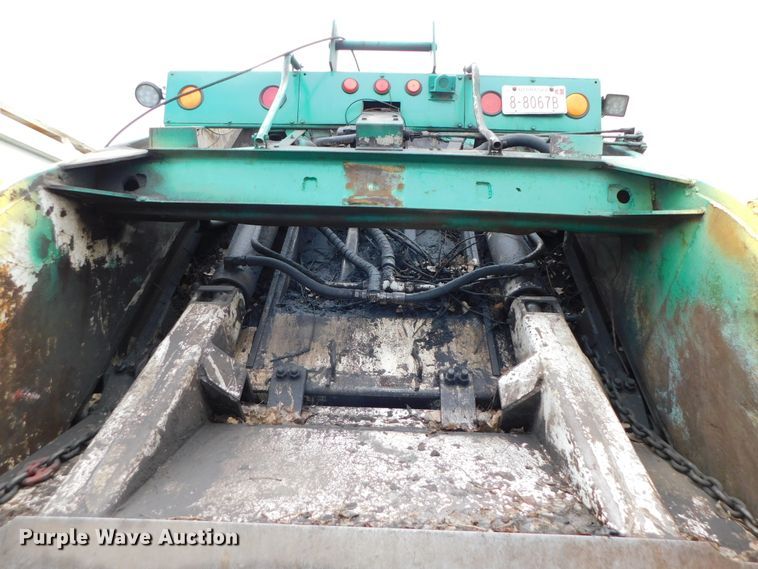 image for item DJ5972 1996 International 4900  refuse truck