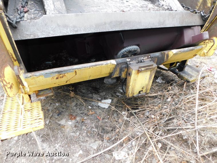 image for item DJ5972 1996 International 4900  refuse truck