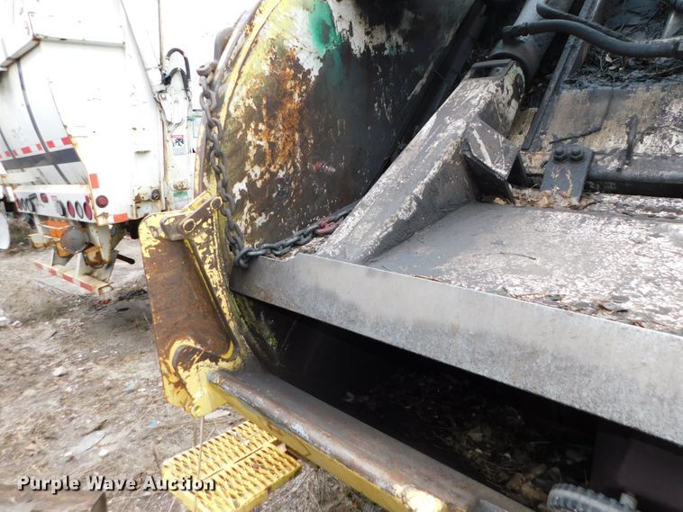 image for item DJ5972 1996 International 4900  refuse truck