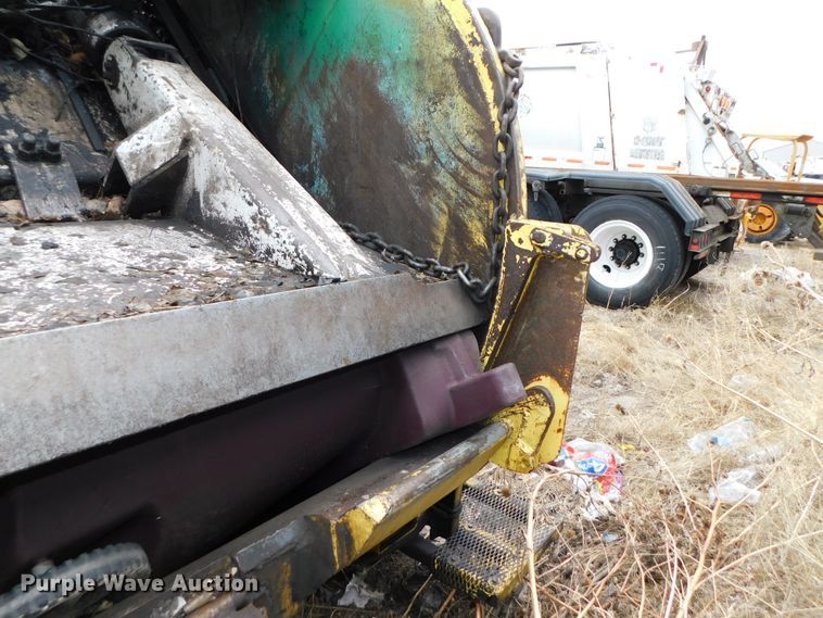 image for item DJ5972 1996 International 4900  refuse truck