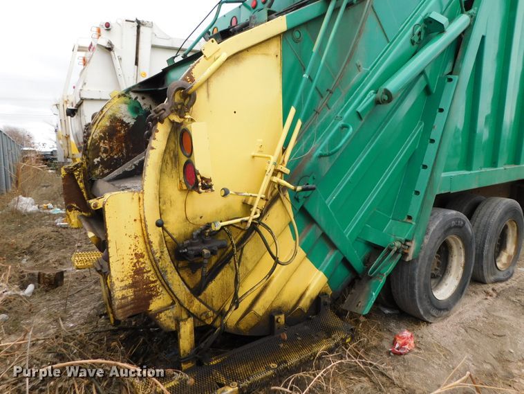 image for item DJ5972 1996 International 4900  refuse truck