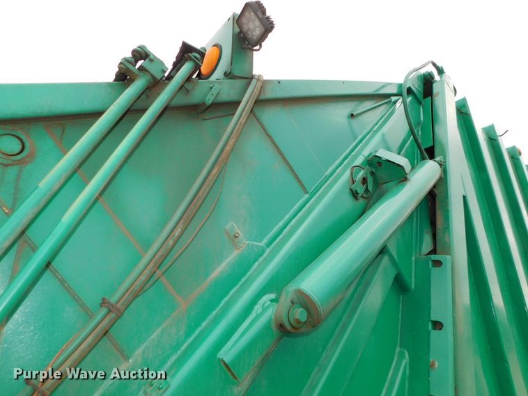 image for item DJ5972 1996 International 4900  refuse truck