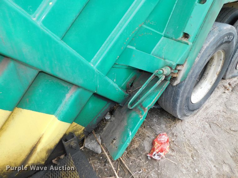 image for item DJ5972 1996 International 4900  refuse truck