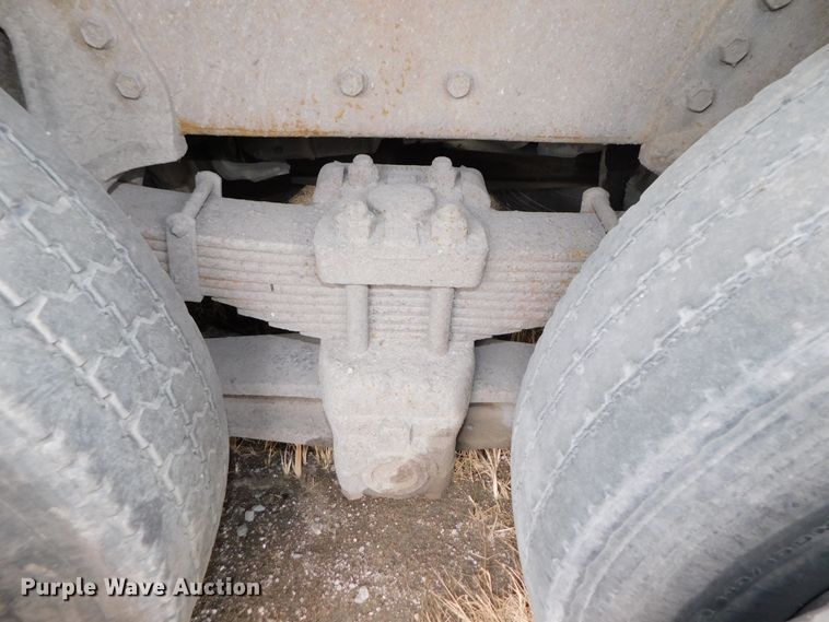 image for item DJ5972 1996 International 4900  refuse truck