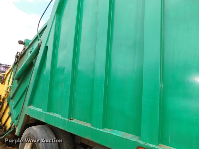 image for item DJ5972 1996 International 4900  refuse truck