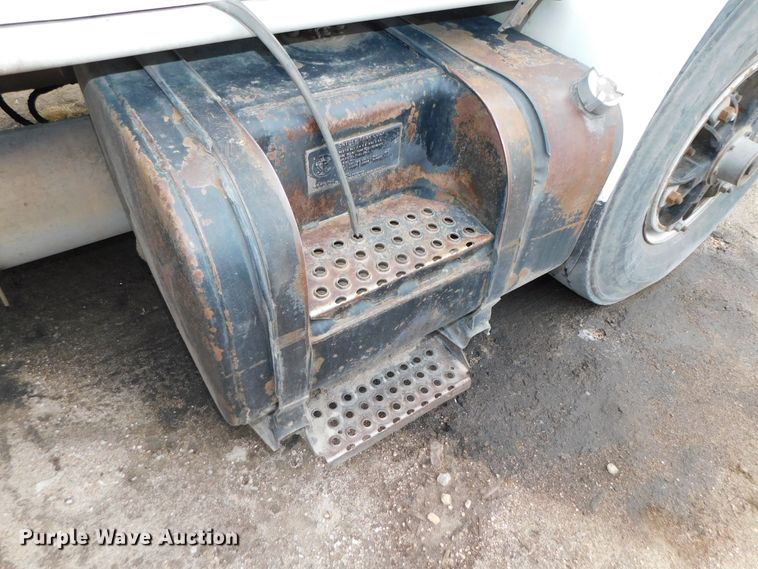 image for item DJ5972 1996 International 4900  refuse truck