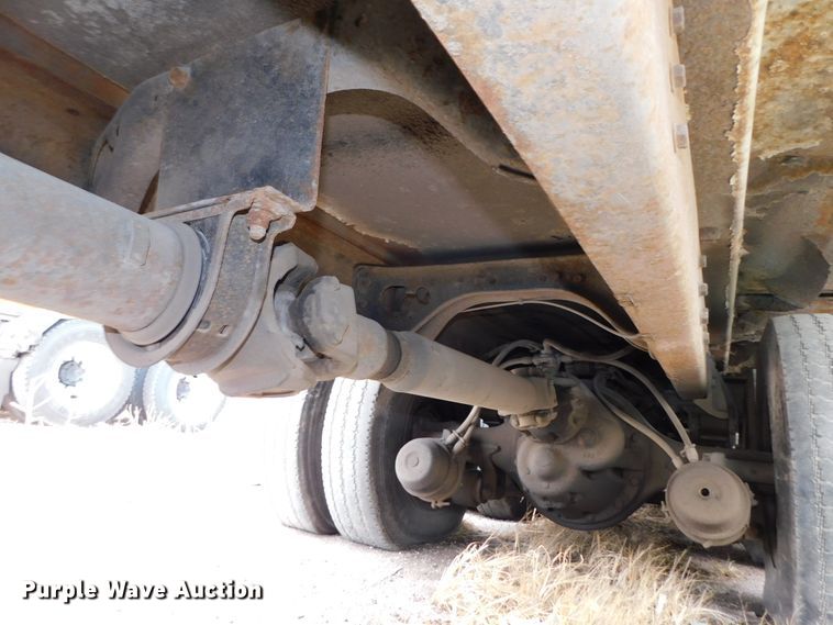 image for item DJ5972 1996 International 4900  refuse truck