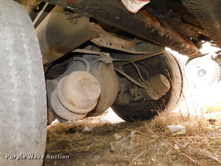 image for item DJ5972 1996 International 4900  refuse truck