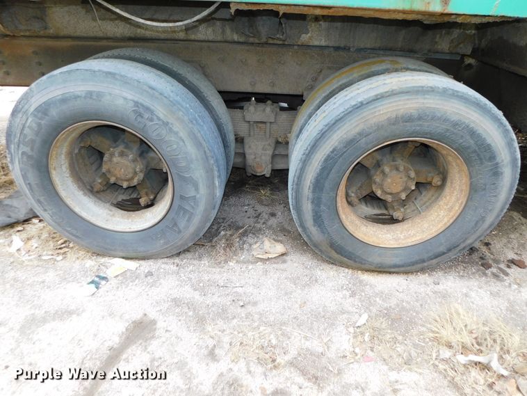 image for item DJ5972 1996 International 4900  refuse truck