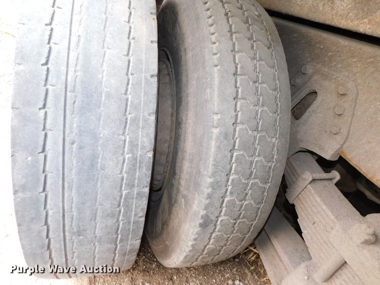 image for item DJ5972 1996 International 4900  refuse truck