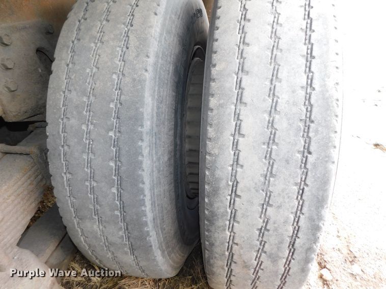 image for item DJ5972 1996 International 4900  refuse truck