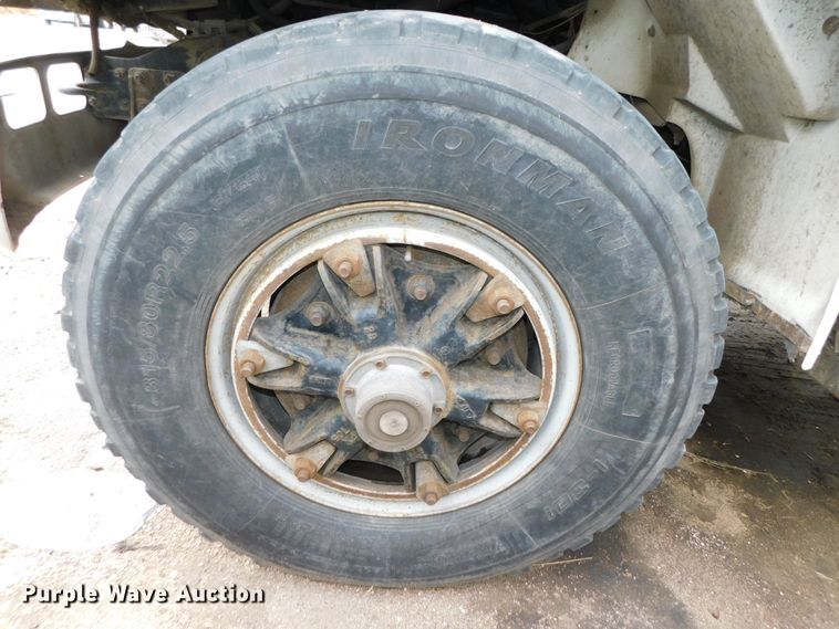 image for item DJ5972 1996 International 4900  refuse truck