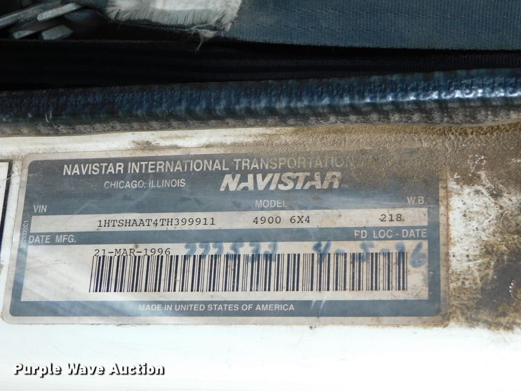 image for item DJ5972 1996 International 4900  refuse truck