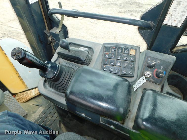 image for item DJ5982 2006 John Deere 644J  wheel loader