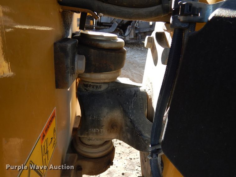 image for item DJ6047 2017 Caterpillar CB-34B  vibratory double drum roller