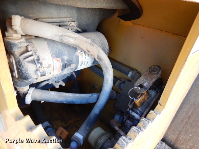 image for item DJ6047 2017 Caterpillar CB-34B  vibratory double drum roller