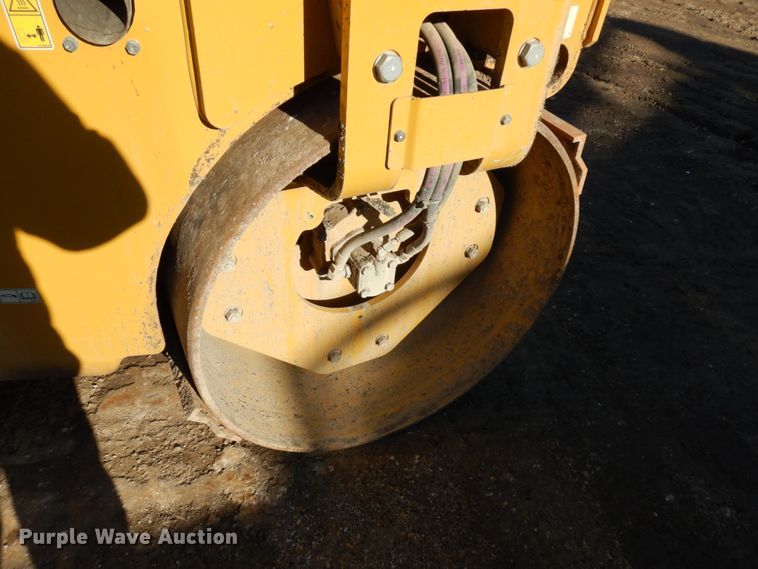 image for item DJ6047 2017 Caterpillar CB-34B  vibratory double drum roller