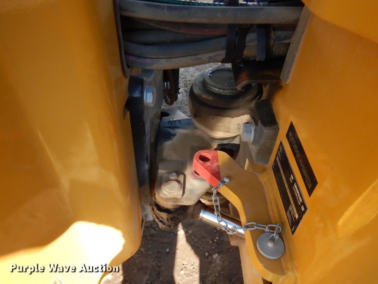 image for item DJ6047 2017 Caterpillar CB-34B  vibratory double drum roller