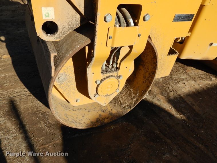 image for item DJ6047 2017 Caterpillar CB-34B  vibratory double drum roller