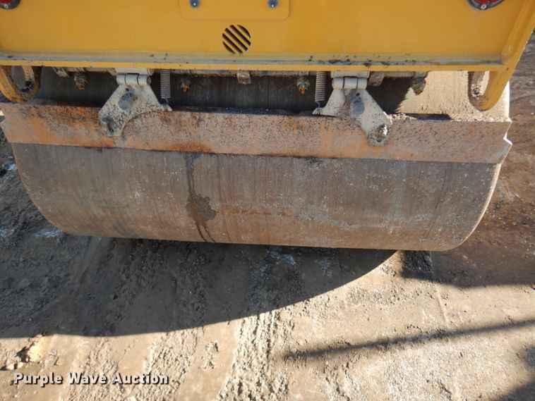 image for item DJ6047 2017 Caterpillar CB-34B  vibratory double drum roller