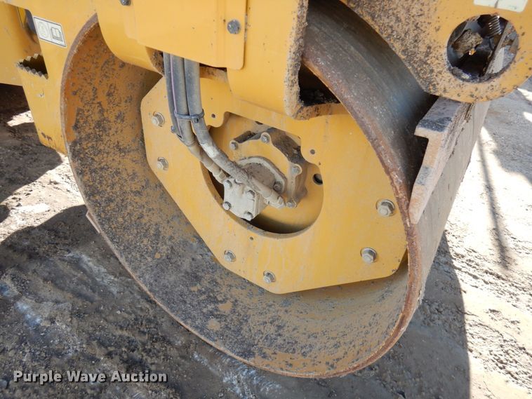 image for item DJ6047 2017 Caterpillar CB-34B  vibratory double drum roller