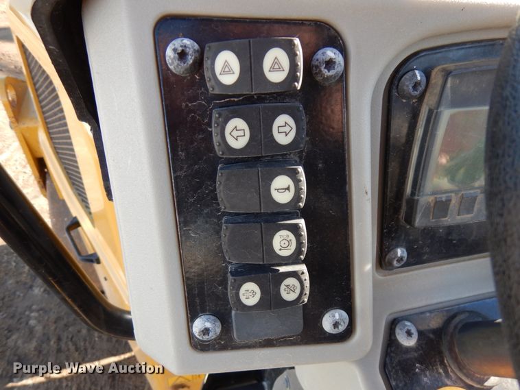 image for item DJ6047 2017 Caterpillar CB-34B  vibratory double drum roller