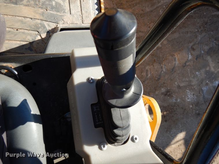 image for item DJ6047 2017 Caterpillar CB-34B  vibratory double drum roller