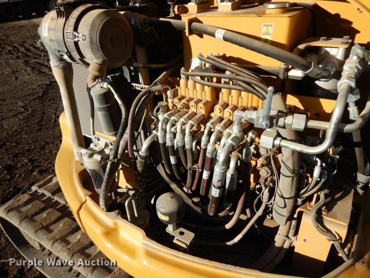 image for item DJ6047 2017 Caterpillar CB-34B  vibratory double drum roller