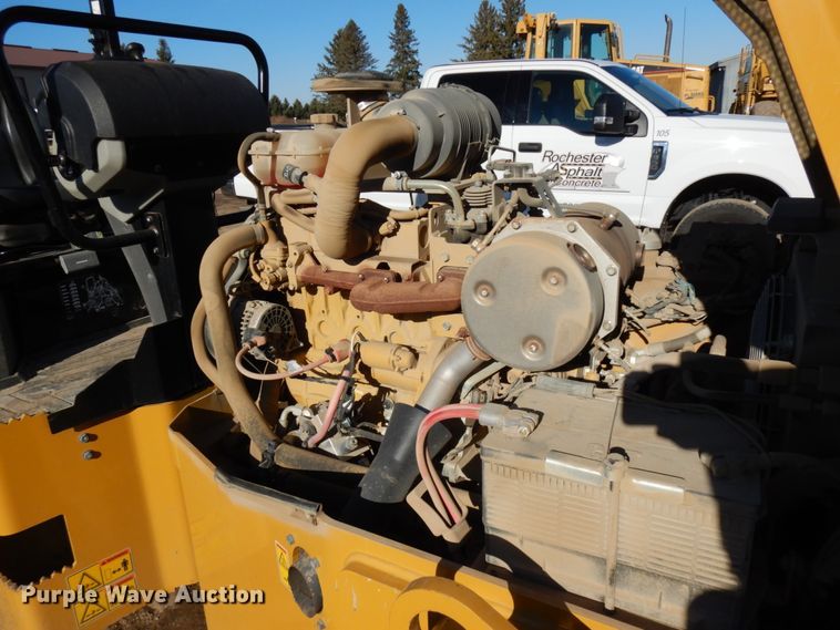 image for item DJ6047 2017 Caterpillar CB-34B  vibratory double drum roller