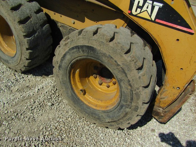 image for item DL0884 2004 Caterpillar 242B  skid steer loader