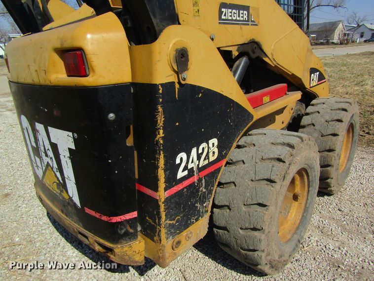 image for item DL0884 2004 Caterpillar 242B  skid steer loader