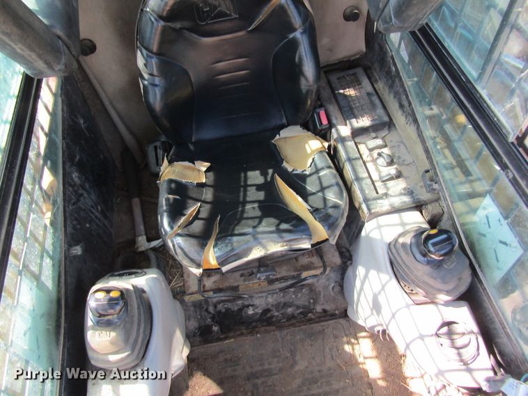 image for item DL0884 2004 Caterpillar 242B  skid steer loader