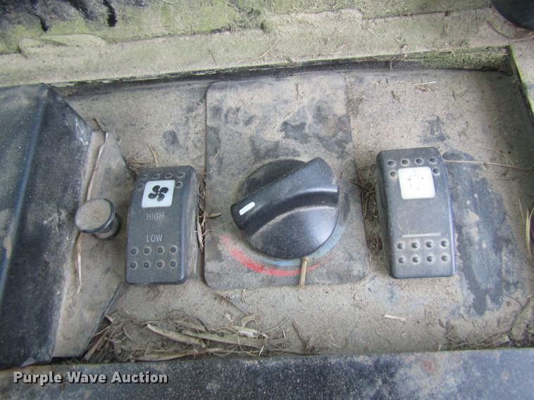 image for item DL0884 2004 Caterpillar 242B  skid steer loader