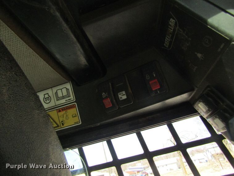 image for item DL0884 2004 Caterpillar 242B  skid steer loader