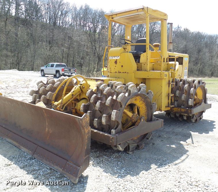 image for item DL0924 1975 Caterpillar 815  soil compactor