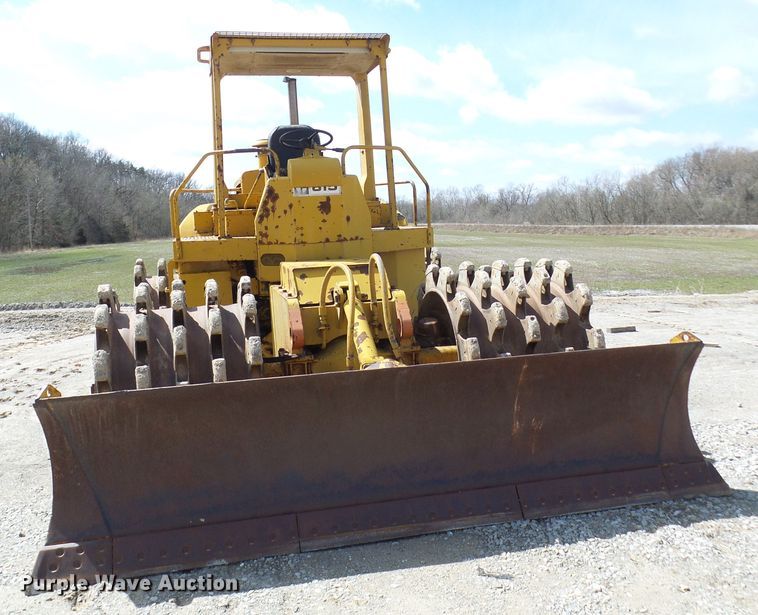 image for item DL0924 1975 Caterpillar 815  soil compactor