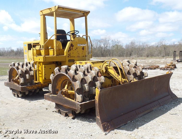 image for item DL0924 1975 Caterpillar 815  soil compactor