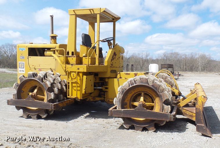 image for item DL0924 1975 Caterpillar 815  soil compactor