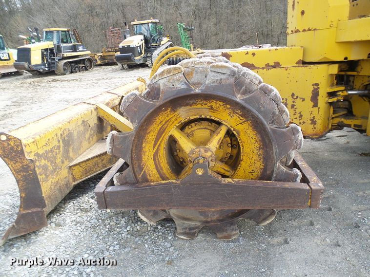 image for item DL0924 1975 Caterpillar 815  soil compactor