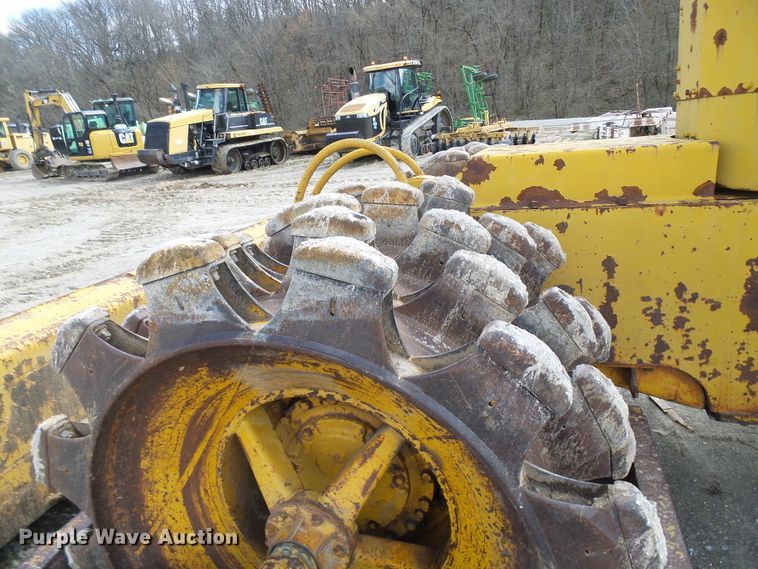 image for item DL0924 1975 Caterpillar 815  soil compactor