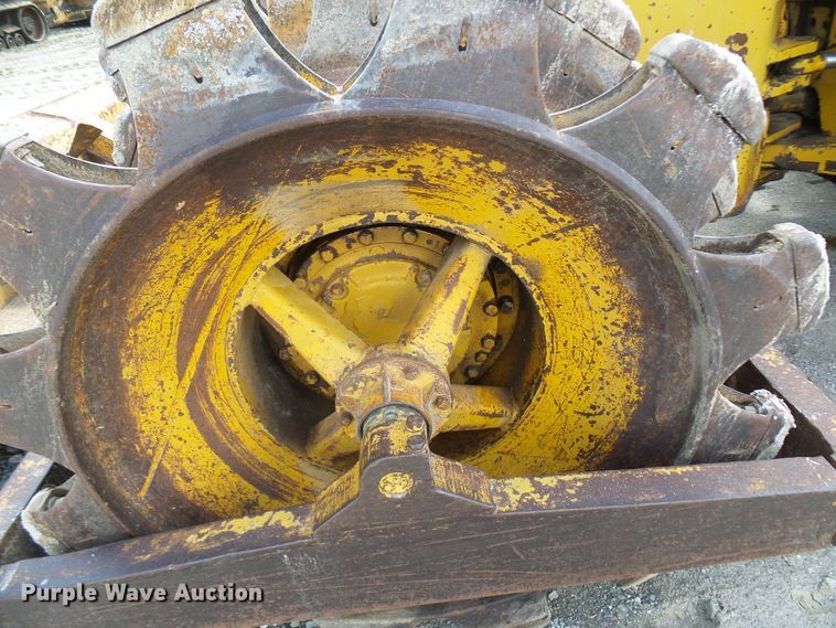 image for item DL0924 1975 Caterpillar 815  soil compactor