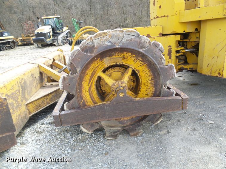 image for item DL0924 1975 Caterpillar 815  soil compactor