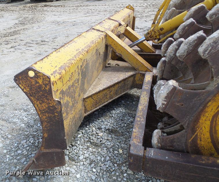 image for item DL0924 1975 Caterpillar 815  soil compactor