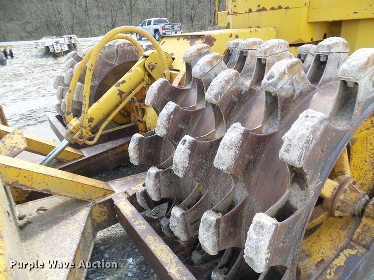 image for item DL0924 1975 Caterpillar 815  soil compactor