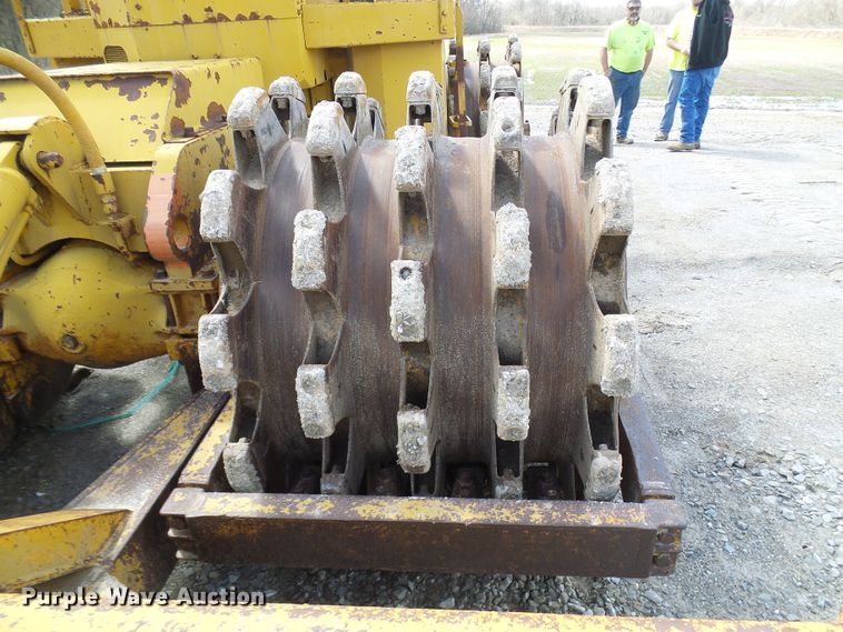 image for item DL0924 1975 Caterpillar 815  soil compactor